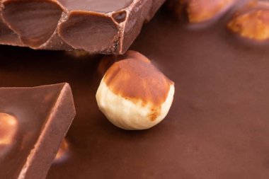 fındık doku arka plan ile sütlü çikolata, yakın çekim