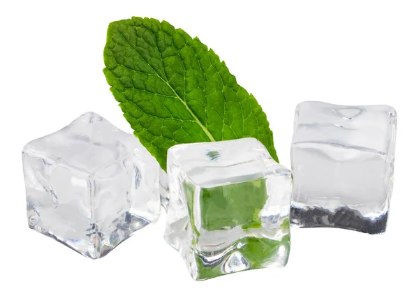 Кубик льда с мятой листья изолированы на белом фоне — стоковое фото