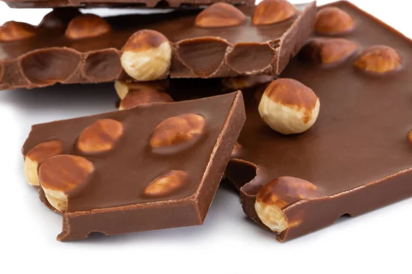 Chocolate com nozes isoladas no fundo branco. — Fotografia de Stock