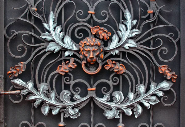 The fragment of forged metal products. lion, close-up — Stock Photo, Image