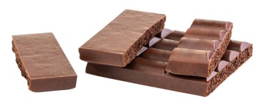 beyaz arka plan üzerinde izole gözenekli çikolata parçaları