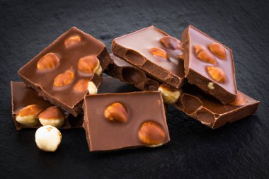 koyu arka planda fındık ile sütlü çikolata parçaları