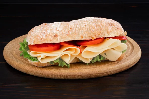 Ciabatta sandwich met sla, prosciutto en kaas op Woode — Stockfoto