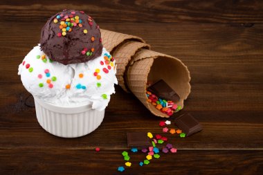 vanilya ve çikolatalı dondurma kepçe sprinkl plaka