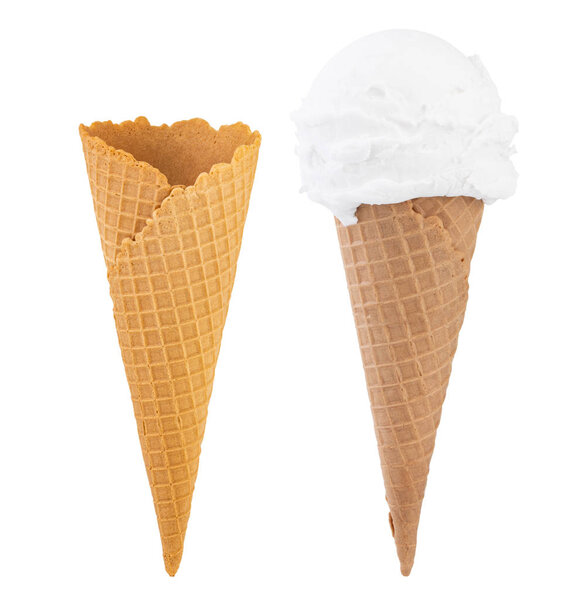 ванильное мороженое в конусе и пустой хрустящий конус мороженого
