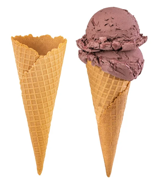 Helado de chocolate en el cono y cono de helado crujiente en blanco — Foto de Stock