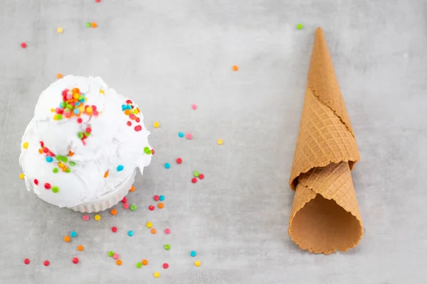 Teller Vanilleeis mit Streusel und Waffelkegel — Stockfoto