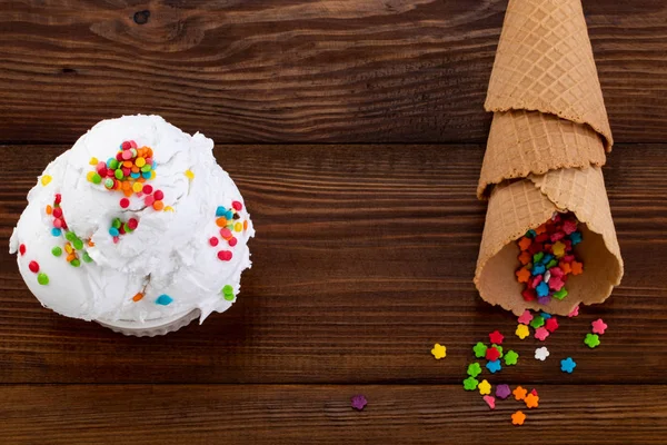 Teller Vanilleeis mit Streusel und Waffelkegel — Stockfoto