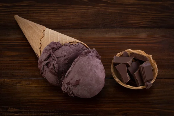 Colheres de sorvete de chocolate em cones de waffle e pedaços de chocolate — Fotografia de Stock