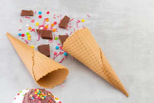 Talíř vanilkové a čokoládové zmrzliny s posytkami — Stock fotografie