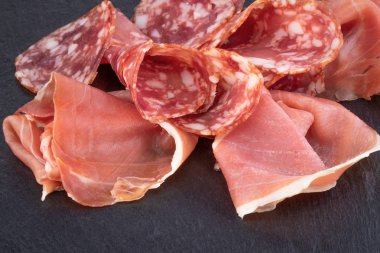 İtalyan prosciutto Crudo veya İspanyol Jamon ve sosis. Ham jambon 
