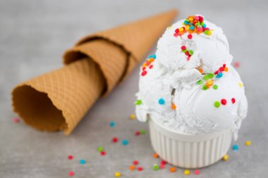 Vanilyalı dondurma kepçe SWIFT Sprinkles ve waffle koni plaka