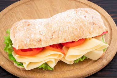 Marul ile ciabatta sandviç, Prosciutto ve peynir woode üzerinde