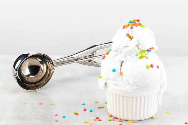 バニラアイスクリームスクープのプレートに振りかけ、ワッフルコーン — ストック写真