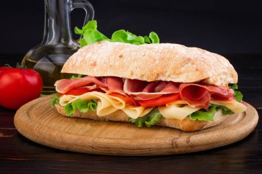 Marul ile ciabatta sandviç, Prosciutto ve peynir woode üzerinde
