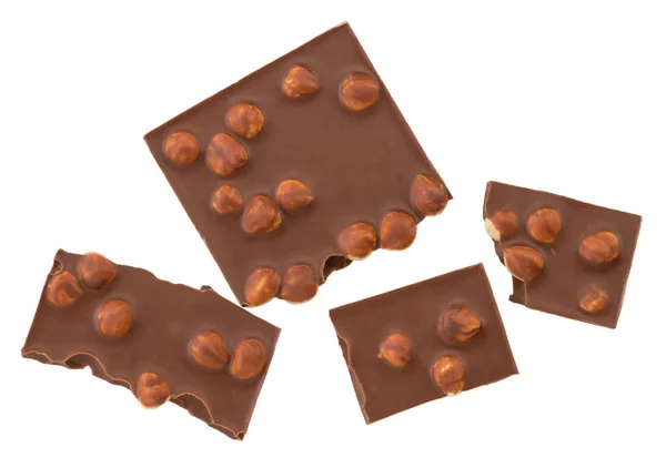 Pedaços de chocolate com nozes isoladas no fundo branco — Fotografia de Stock