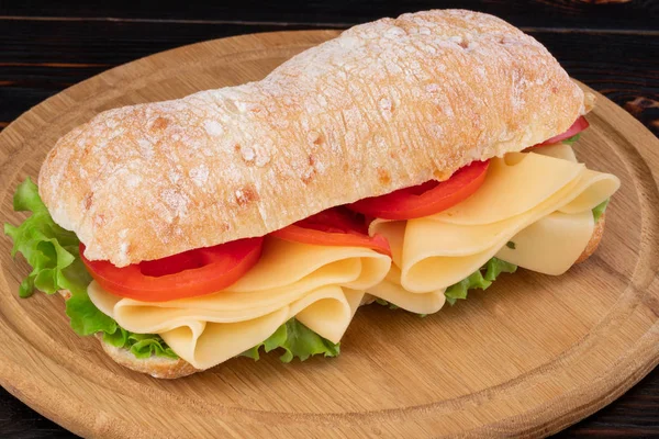 Ciabatta-Sandwich mit Salat, Schinken und Käse auf Holz — Stockfoto