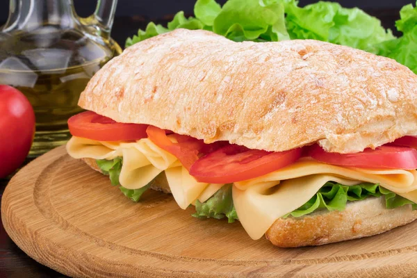 Ciabatta smörgås med sallad, prosciutto och ost på Woode — Stockfoto