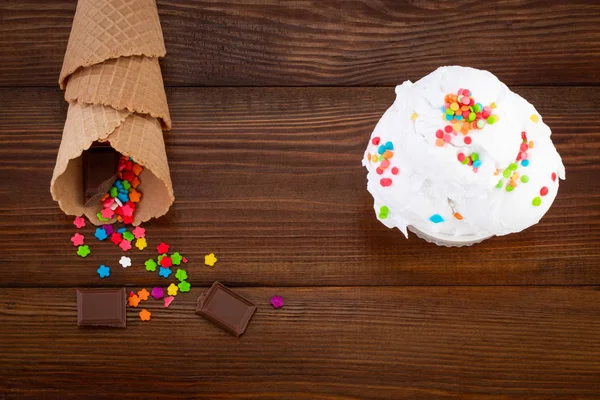 Teller Vanilleeis mit Streusel und Waffelkegel — Stockfoto