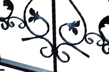 Demir kapılar, süs eşyası döşemeleri, sahte elementler.