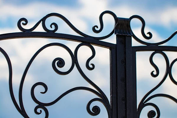 Belos elementos metálicos decorativos forjados portões de ferro forjado — Fotografia de Stock