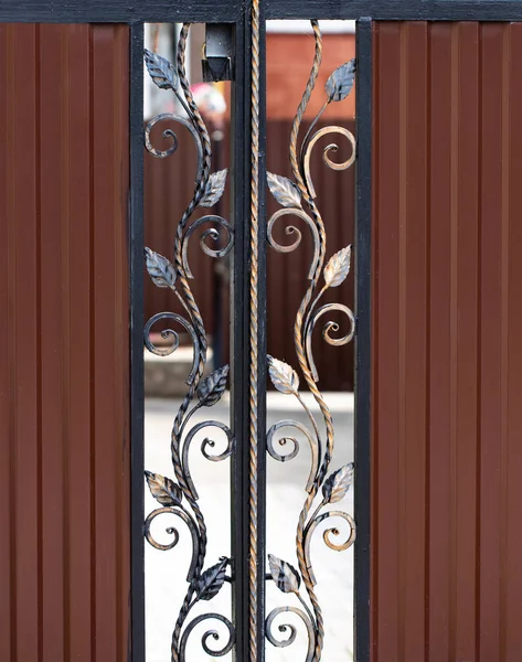 Krásná dekorativní kovové prvky kované brány z tepaného železa — Stock fotografie