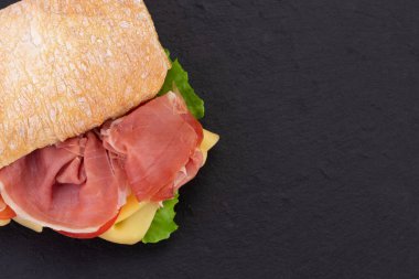 Marul ile Ciabatta sandviç , prosciutto ve peynir üzerinde sto