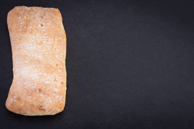 karanlık arka planda ciabatta ekmek, alan ile üst görünümü