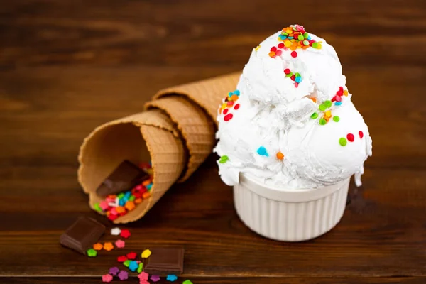 Talíř vanilkové zmrzliny s posypkami čokoládovou figurkou — Stock fotografie