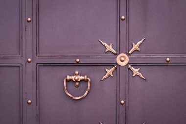 Demir kapılar, süs eşyası döşemeleri, sahte elementler.