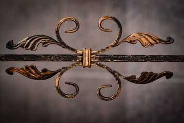 Güzel dekoratif metal elementler dövülmüş demir kapılar.