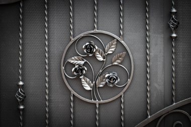 Demir kapılar, süs eşyası döşemeleri, sahte elementler.