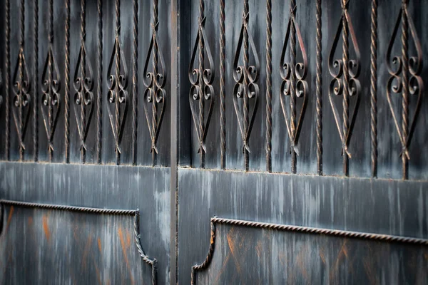 Portas de ferro forjado, forjamento ornamental, elementos forjados close-up — Fotografia de Stock