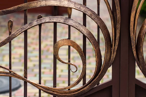 Puertas de hierro forjado, forja ornamental, elementos forjados de cerca — Foto de Stock