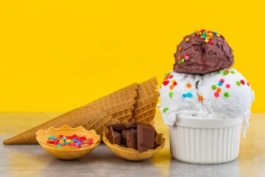 vanilya ve çikolatalı dondurma kepçeler swith sprinkles tabak 