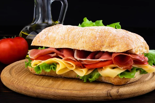 恰巴塔三明治与生菜,香肠和奶酪在木 — 图库照片