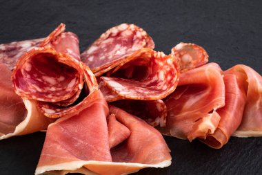 İtalyan prosciutto Crudo veya İspanyol Jamon ve sosis. Ham jambon 