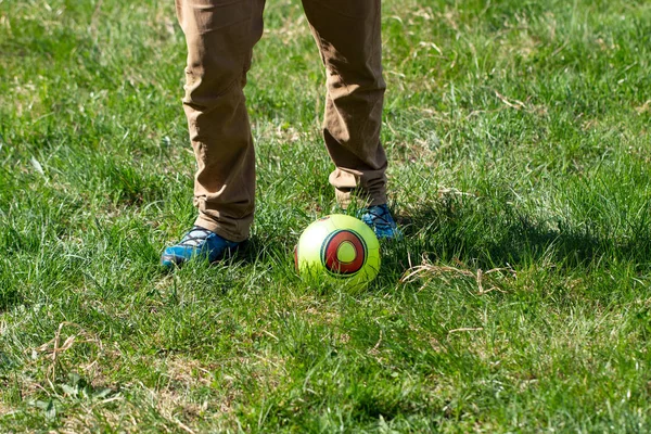 Man hits a ball, outdoor play while camping — Stock Photo, Image