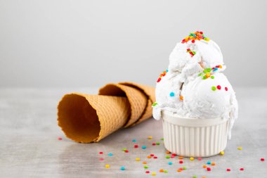 Vanilyalı dondurma kepçe SWIFT Sprinkles ve waffle koni plaka