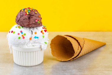 vanilya ve çikolatalı dondurma kepçeler swith sprinkles tabak 