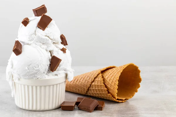 Talíř vanilkových zmrzlinových skořic, čokoládové kousky a waff — Stock fotografie
