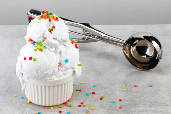 バニラアイスクリームスクープのプレートに振りかけ、ワッフルコーン — ストック写真