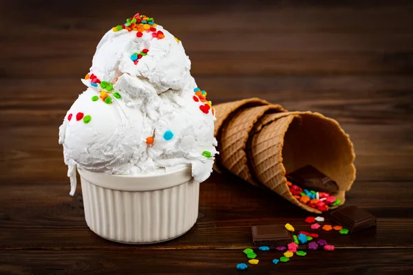 Πιάτο βανίλια παγωτό μεζούρα με τρούφα σοκολάτα κομμάτι — Φωτογραφία Αρχείου