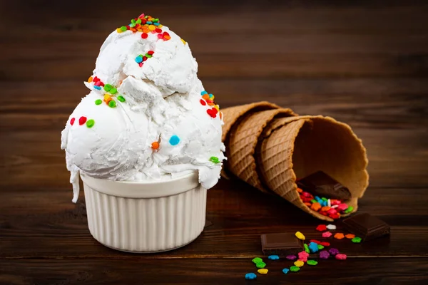 Teller Vanilleeis mit Streusel Schokoladenstück — Stockfoto