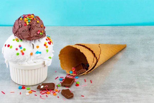 Talíř vanilkové a čokoládové zmrzliny s posytkami — Stock fotografie