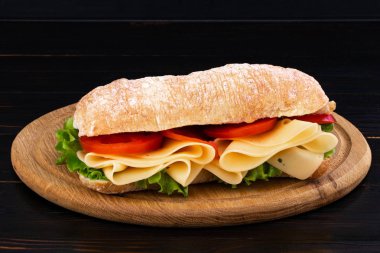 Marul ile ciabatta sandviç, Prosciutto ve peynir woode üzerinde