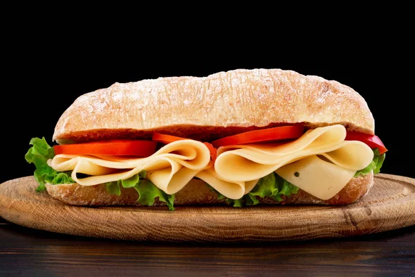 Ciabatta-Sandwich mit Salat, Schinken und Käse auf Holz — Stockfoto