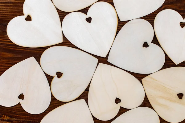 Coeurs en bois bien placés sur un backgroud en bois — Photo