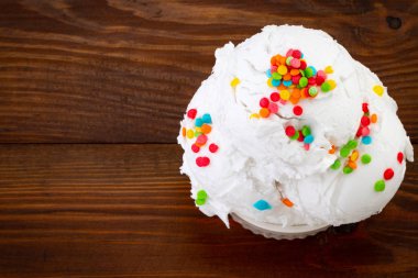 ahşap arka plan üstüne sprinkles ile anilla dondurma kepçe 