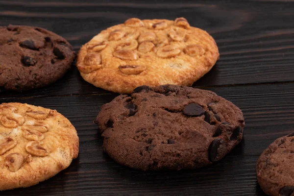 Biscoitos de chocolate na mesa de madeira. Comida caseira em backg de madeira — Fotografia de Stock